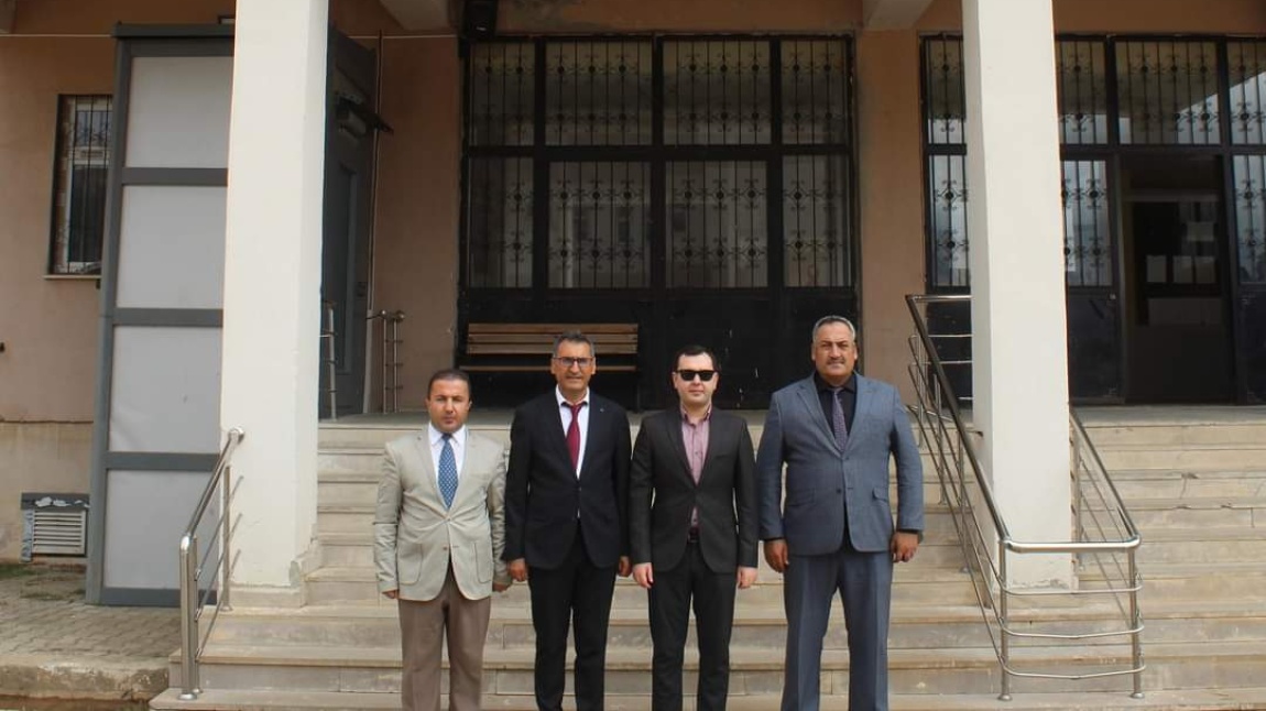 Hasköy İlçe Kaymakamımız Sayın İsmail Güney okulumuzu ziyaret ederek. Derslerde öğrencilerimiz ile sohbet etti. 